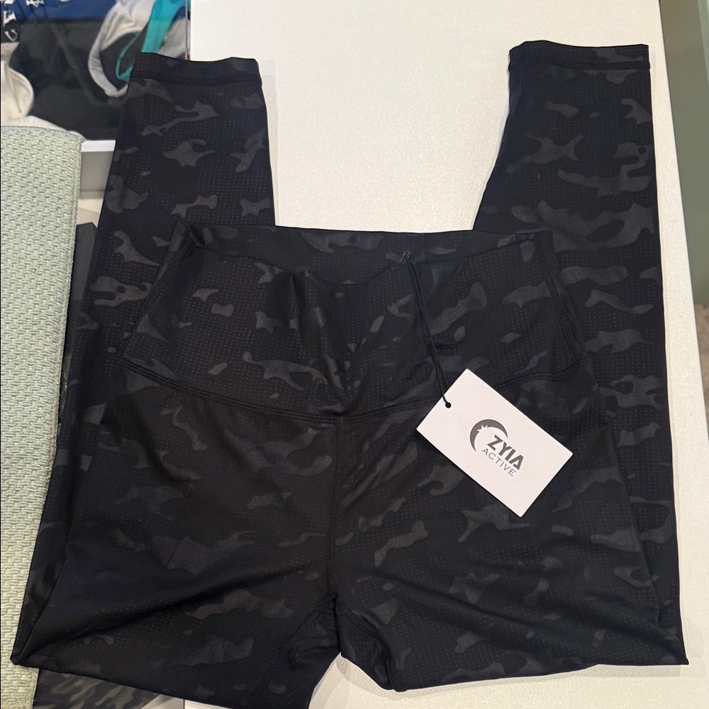 Ziya Luxe Dark Camo Leggings. NWT.